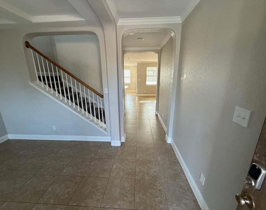 2527 Middleground - Photo Thumbnail 1