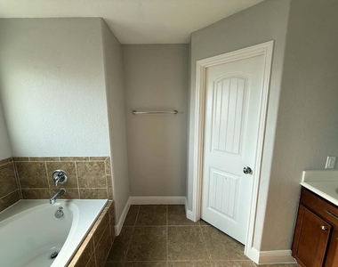2527 Middleground - Photo Thumbnail 9