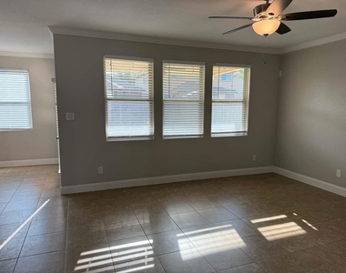 2527 Middleground - Photo Thumbnail 3