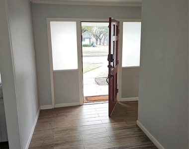 9738 Braesmont Drive - Photo Thumbnail 7