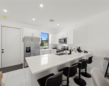 907 Homestead Road S - Photo Thumbnail 10