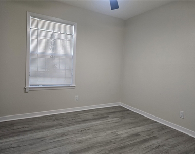 10518 Royal Oaks Drive - Photo Thumbnail 6