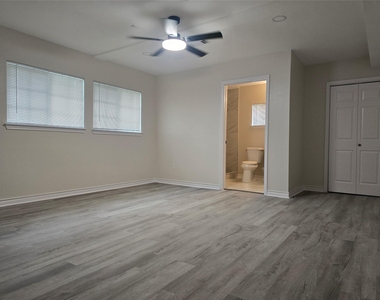 10518 Royal Oaks Drive - Photo Thumbnail 9