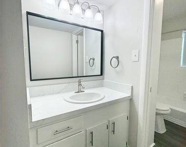 500 Willow Drive - Photo Thumbnail 14