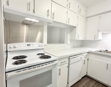 500 Willow Drive - Photo Thumbnail 7