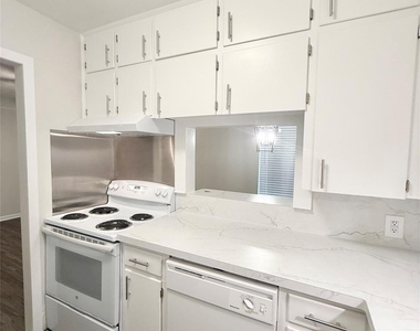 500 Willow Drive - Photo Thumbnail 10
