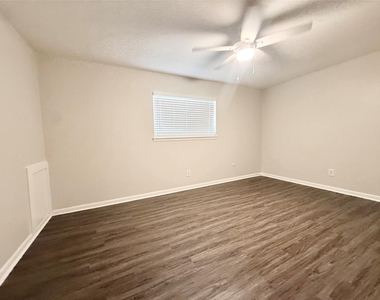 500 Willow Drive - Photo Thumbnail 11