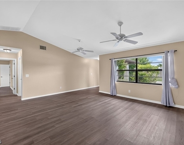 718 Sw 35th Terrace - Photo Thumbnail 2