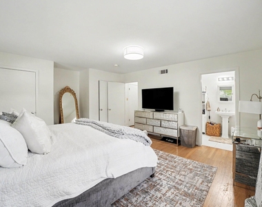 6267 Chevy Chase Drive - Photo Thumbnail 14