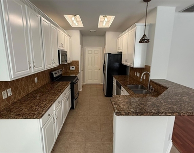 35 Ledgestone Pl - Photo Thumbnail 10