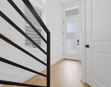 326 Eastwood Street - Photo Thumbnail 3