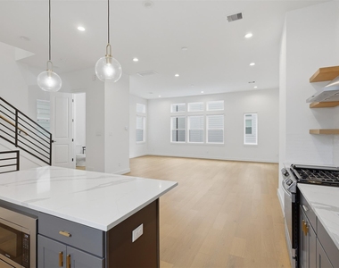 326 Eastwood Street - Photo Thumbnail 4