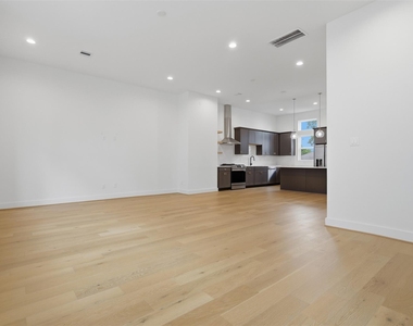 326 Eastwood Street - Photo Thumbnail 7