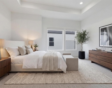 326 Eastwood Street - Photo Thumbnail 8