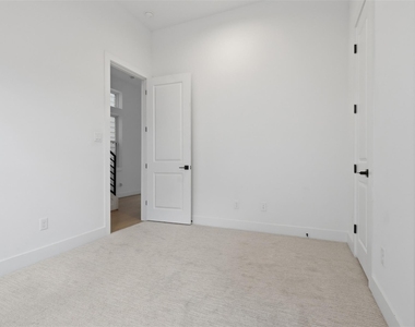 326 Eastwood Street - Photo Thumbnail 20