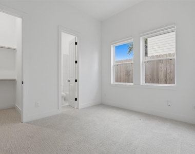 326 Eastwood Street - Photo Thumbnail 13