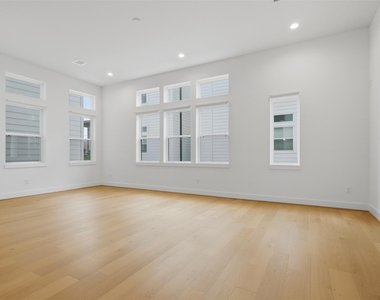 326 Eastwood Street - Photo Thumbnail 6