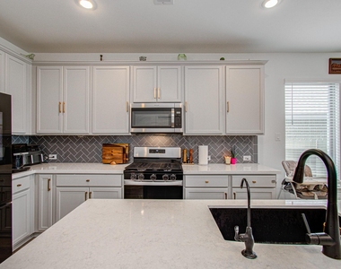 4722 Crest Hill Dr - Photo Thumbnail 15