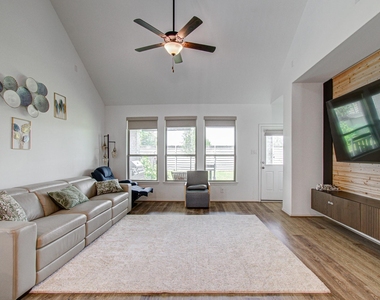 4722 Crest Hill Dr - Photo Thumbnail 20