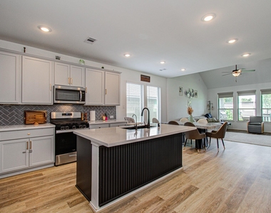 4722 Crest Hill Dr - Photo Thumbnail 9