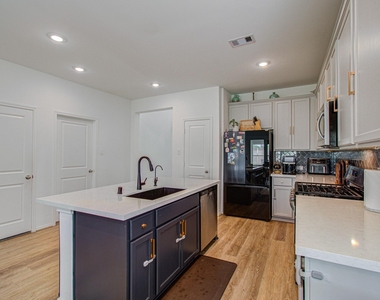 4722 Crest Hill Dr - Photo Thumbnail 11