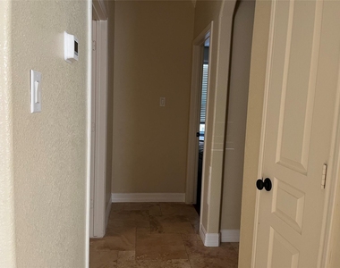 418 Fall Creek Drive - Photo Thumbnail 8