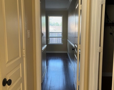 418 Fall Creek Drive - Photo Thumbnail 9