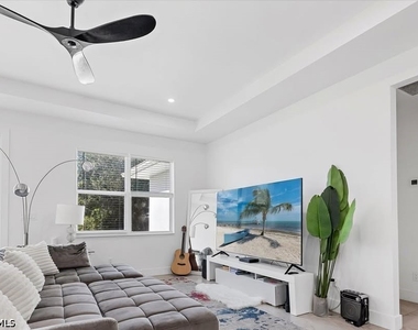 155 Thornton Avenue S - Photo Thumbnail 3