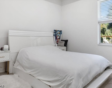 155 Thornton Avenue S - Photo Thumbnail 5