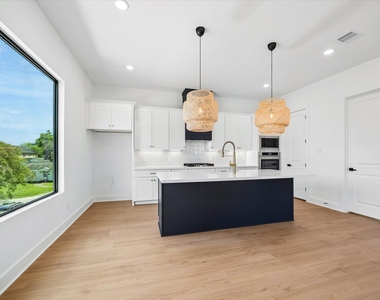 1325 W 22nd Street - Photo Thumbnail 5