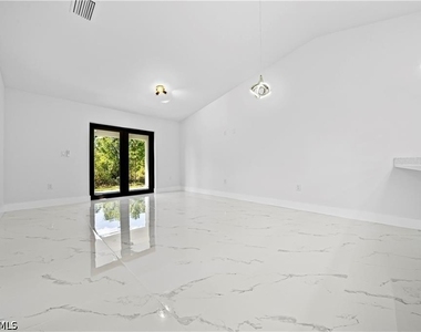 1010 Jaguar Boulevard - Photo Thumbnail 2