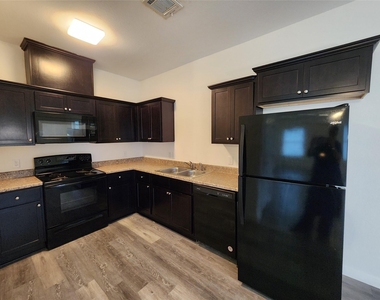 6202 White Oak Drive - Photo Thumbnail 4