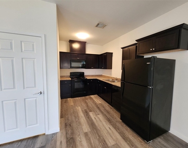 6202 White Oak Drive - Photo Thumbnail 3