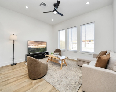 3907 Maggie Street - Photo Thumbnail 7