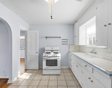 2223-1/2 Singleton Street - Photo Thumbnail 5