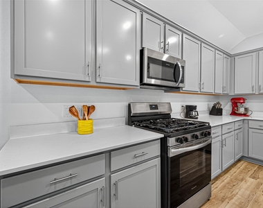 27222 Woodridge Glen Drive - Photo Thumbnail 15
