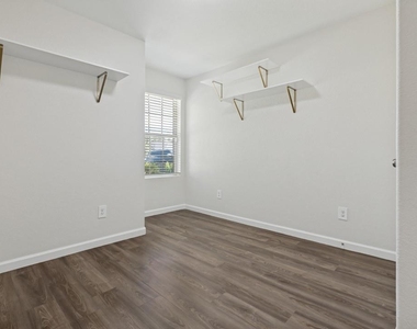 1235 Blue Hazel Court - Photo Thumbnail 14