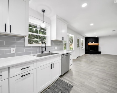 3206 Whitesail Drive - Photo Thumbnail 2