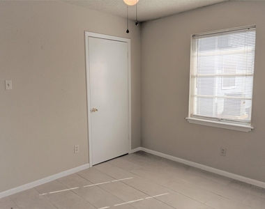 915 Alexander Street - Photo Thumbnail 7