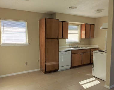 915 Alexander Street - Photo Thumbnail 2