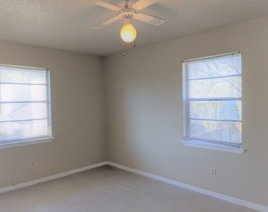 915 Alexander Street - Photo Thumbnail 8