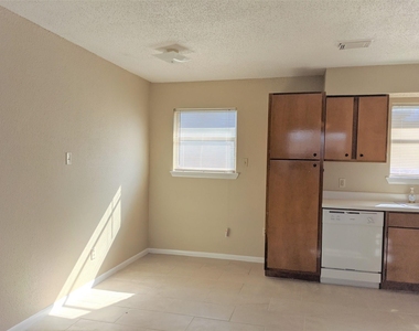 915 Alexander Street - Photo Thumbnail 6