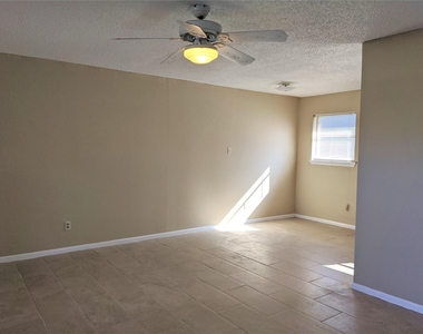 915 Alexander Street - Photo Thumbnail 4
