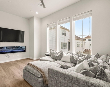 726 Carriage Knolls Drive - Photo Thumbnail 7