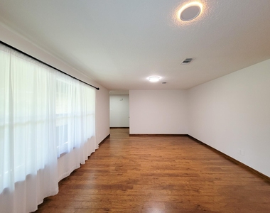 10282 Valley Drive S - Photo Thumbnail 9
