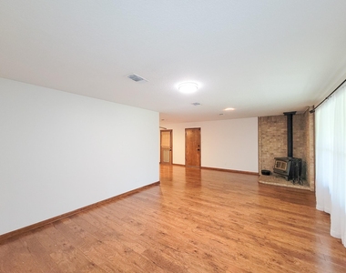 10282 Valley Drive S - Photo Thumbnail 5