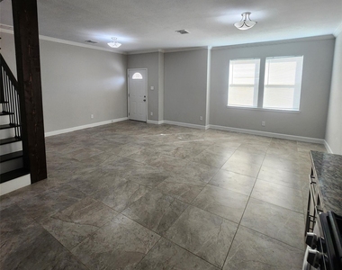 617 E 39th Street - Photo Thumbnail 4