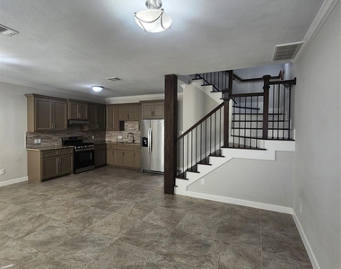 617 E 39th Street - Photo Thumbnail 2