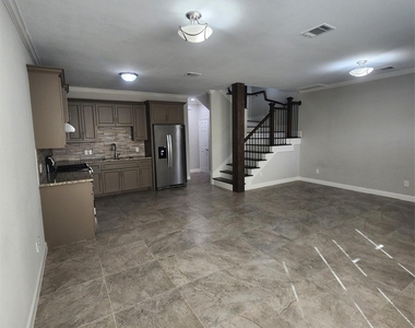617 E 39th Street - Photo Thumbnail 3