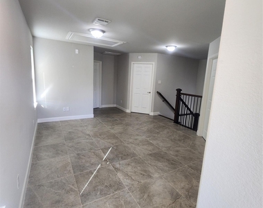 617 E 39th Street - Photo Thumbnail 17
